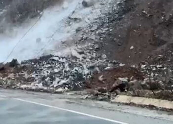 Rize'de köy yolunda heyelan kamerada
