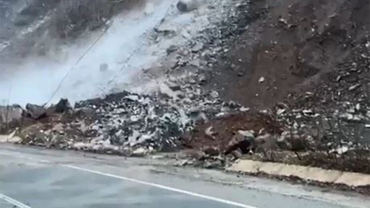 Rize'de köy yolunda heyelan kamerada