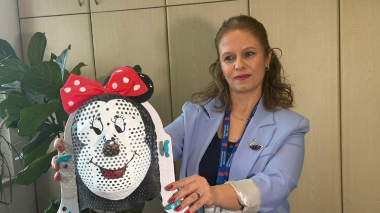 Radyoterapi gören çocuklara 'çizgi film kahramanlı' maske