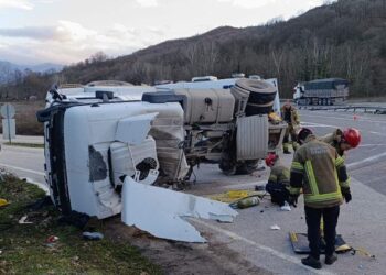 Refüje devrilen tankerin sürücüsü öldü