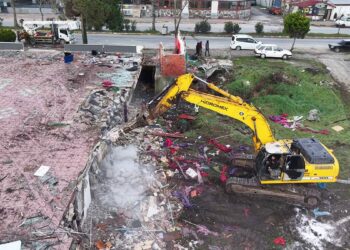 'Riskli alan' ilan edilen Karasu sahilinde yıkım başladı