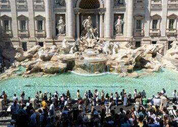 Roma'nın tarihi Trevi Çeşmesi'nde turistler için ücretli dönem başladı