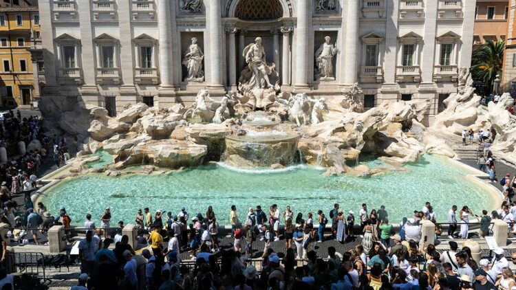 Roma'nın tarihi Trevi Çeşmesi'nde turistler için ücretli dönem başladı