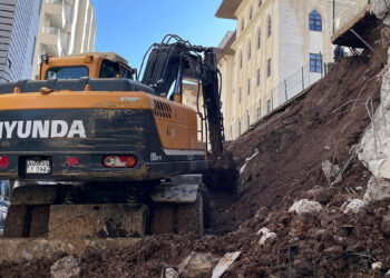 Şanlıurfa'da istinat duvarı çöktü