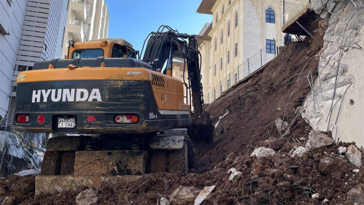 Şanlıurfa'da istinat duvarı çöktü