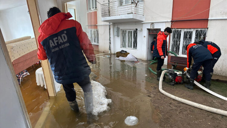 Sivas'ta kar sularının erimesi taşkınlara yol açtı
