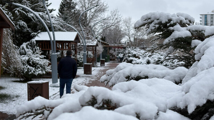 Sivas'ta kar yağışı; 432 yerleşim yeri ulaşıma kapandı