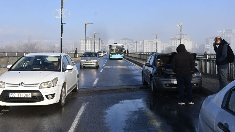 Sivas'ta yollardaki buzlanma, kazalara neden oldu