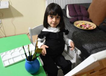 SMA Tip 2 hastası Esra kampanyası için resim yapıyor