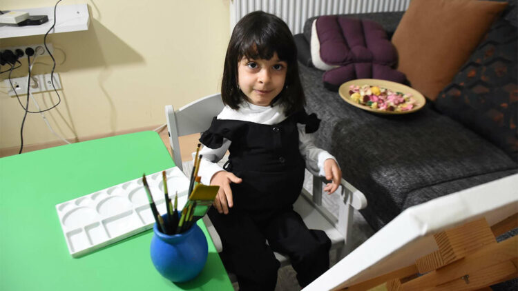 SMA Tip 2 hastası Esra kampanyası için resim yapıyor