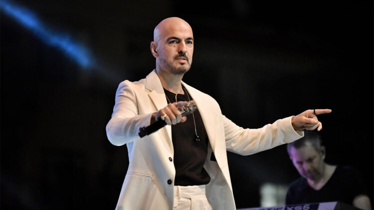 Soner Sarıkabadayı Türkiye turnesinde