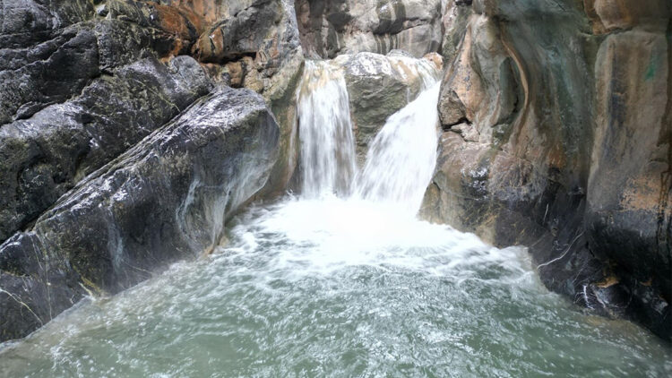 Saklı Kanyon'da yağışların ardından yeniden su akmaya başladı