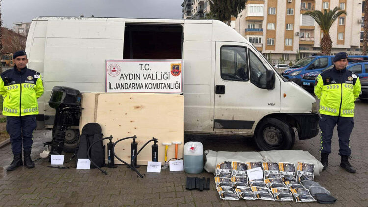 Sürücüsünün 'dur' ihtarına uymadığı minibüste 27 kaçak göçmen yakalandı