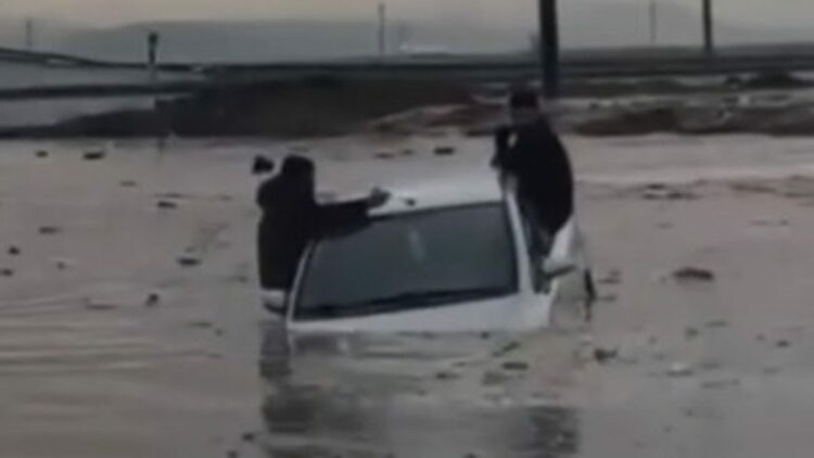 Sağanak sonrası oluşan gölette mahsur kalan 2 kişi kurtarıldı