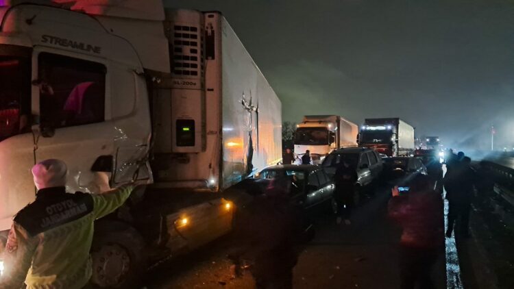 Sakarya’da Anadolu Otoyolu'nda 17 aracın karıştığı kazada 7 yaralı