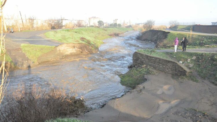 Salihli'de sağanak sonrası köprü yıkıldı, yollar kapandı