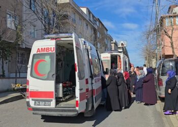 Sancaktepe'de 4 katlı binada yangın: 7 kişi kurtarıldı