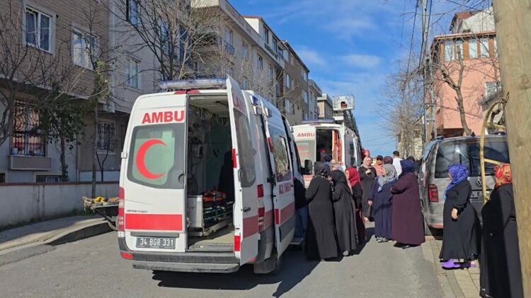 Sancaktepe'de 4 katlı binada yangın: 7 kişi kurtarıldı