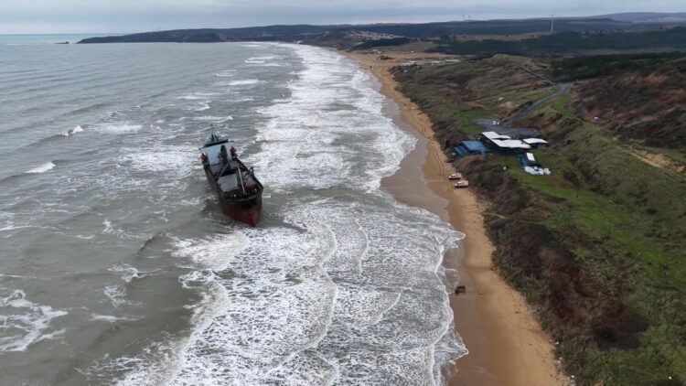 Sarıyer'de karaya oturan geminin son durumu havadan görüntülendi