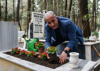 Sevgililer Günü'nde, çiçekle süsletilen mezara dijital ziyaret