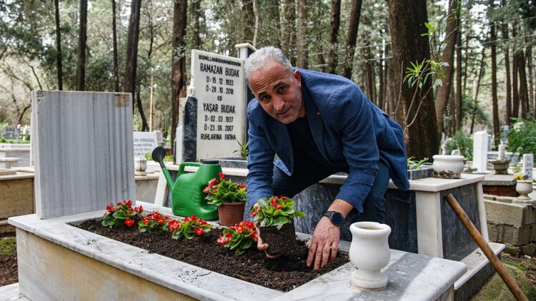 Sevgililer Günü'nde, çiçekle süsletilen mezara dijital ziyaret