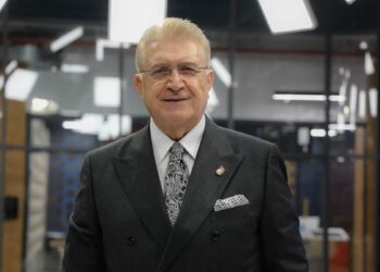 Sigara içeni değil, toplumu da zehirliyor