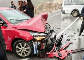 Siirt'te öğrenci servisi minibüsü ile otomobil çarpıştı: 6 yaralı