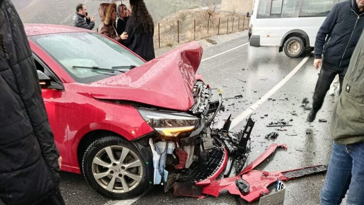 Siirt'te öğrenci servisi minibüsü ile otomobil çarpıştı: 6 yaralı