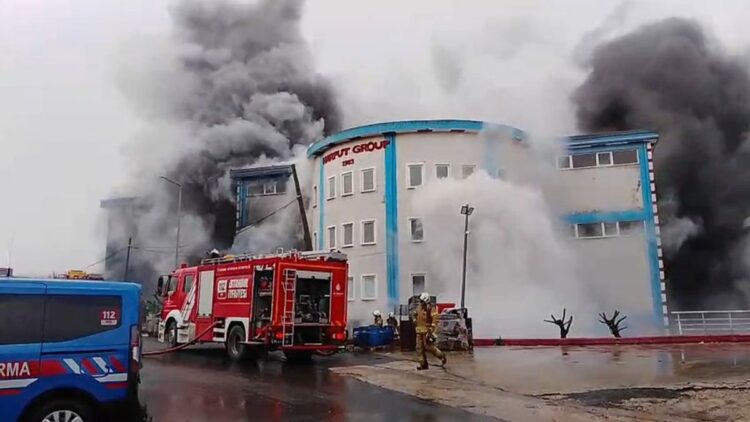 Silivri'de fabrikada yangın