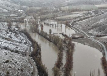 Sivas'ta Yıldız Irmağı taştı; araziler su altında kaldı, mezra yolu kapandı