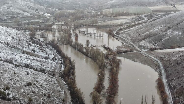 Sivas'ta Yıldız Irmağı taştı; araziler su altında kaldı, mezra yolu kapandı