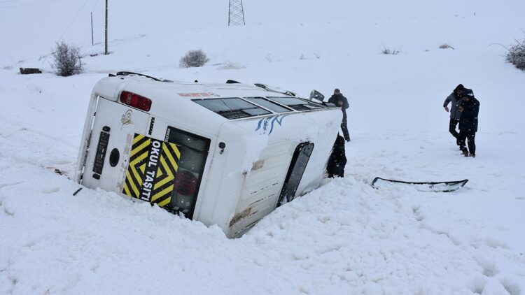 Sivas'ta öğrenci servis minibüsü devrildi: 14 yaralı
