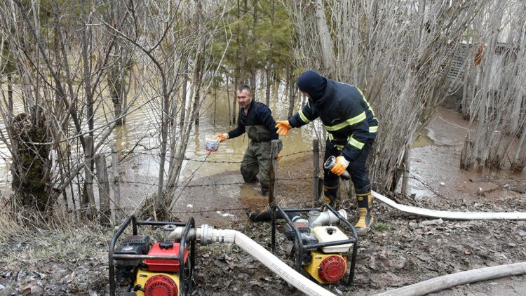 Sivas'ta yağmur ve kar suları taşkınlara yol açtı, evleri su bastı