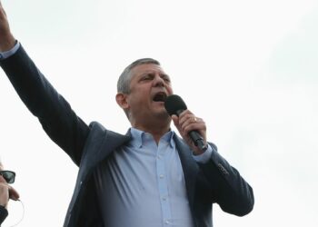 Siyasetçiyi başsavcı, sonra da o başsavcıyı tekrar siyasetçi yapmıştır