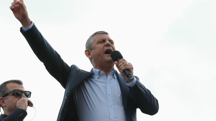 Siyasetçiyi başsavcı, sonra da o başsavcıyı tekrar siyasetçi yapmıştır