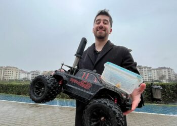 Sokak hayvanlarına, oyuncak arabalı mama servisi