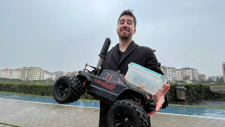 Sokak hayvanlarına, oyuncak arabalı mama servisi