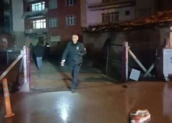 Sokak ortasında 2 kişi bacaklarından vuruldu
