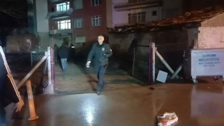 Sokak ortasında 2 kişi bacaklarından vuruldu