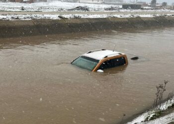 Su kanalına uçan otomobilin sürücüsü aranıyor