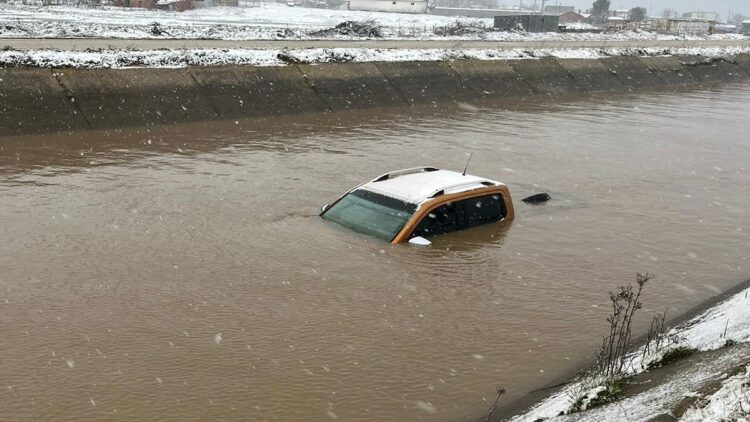 Su kanalına uçan otomobilin sürücüsü aranıyor