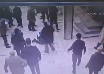 Sultangazi'de cami avlusunda dayısına kaldırım taşıyla saldırdı