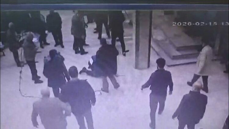 Sultangazi'de cami avlusunda dayısına kaldırım taşıyla saldırdı