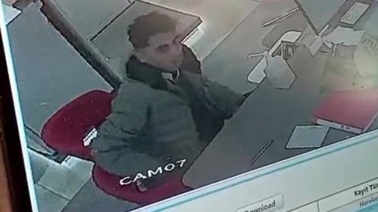 Sultangazi'de iş başvurusu için geldiği mağazada müdürün telefonunu çaldı