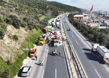 TEM'de TIR'a çarpan TIR devrildi: İstanbul yönü ulaşıma kapandı