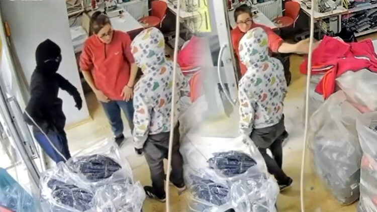 Terzi Fatma, hırsızlık şüphelilerine direndi; Tokatlayıp dışarı attı