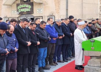 TIR'a çarpan otomobilde ölen üniversiteli Burak toprağa verildi