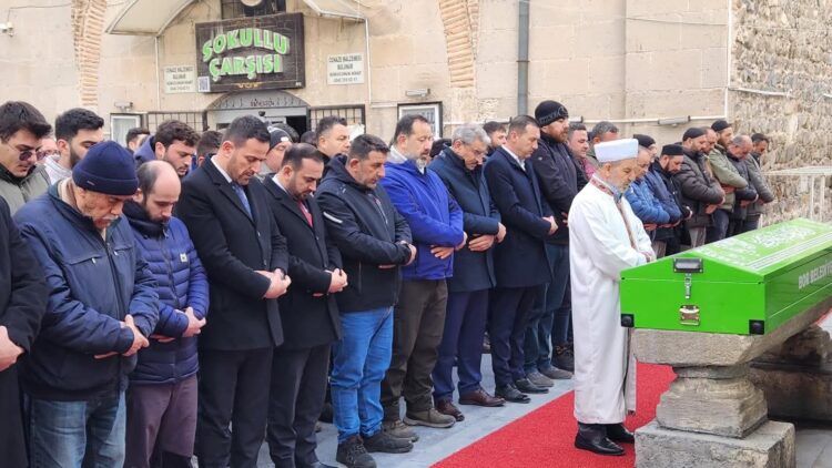 TIR'a çarpan otomobilde ölen üniversiteli Burak toprağa verildi