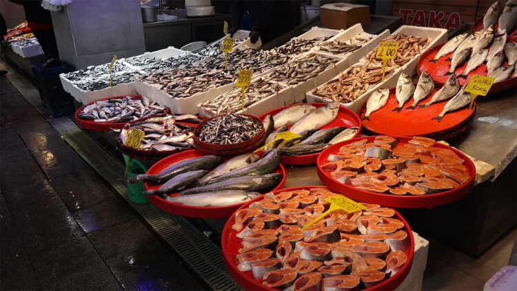 Trabzon'da balık tezgahlarındaki çeşitlilik sürüyor