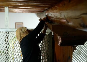 Tarihi camiyi kadınlar imece usulü ile temizledi